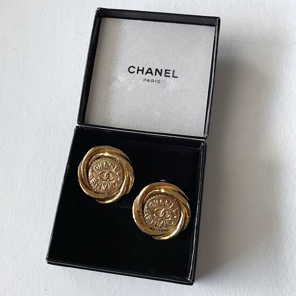 💥SOLD💥 CHANEL Vintage Gold CC Logo Earrings - Picture 7 of 8